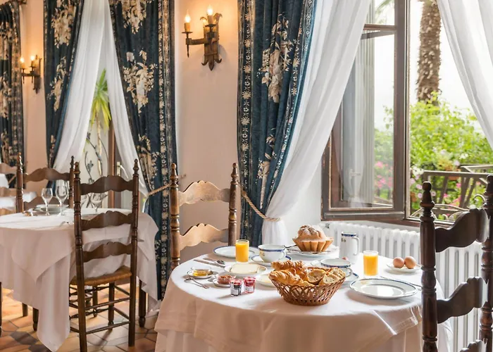 فندق Logis Beau Site 3*